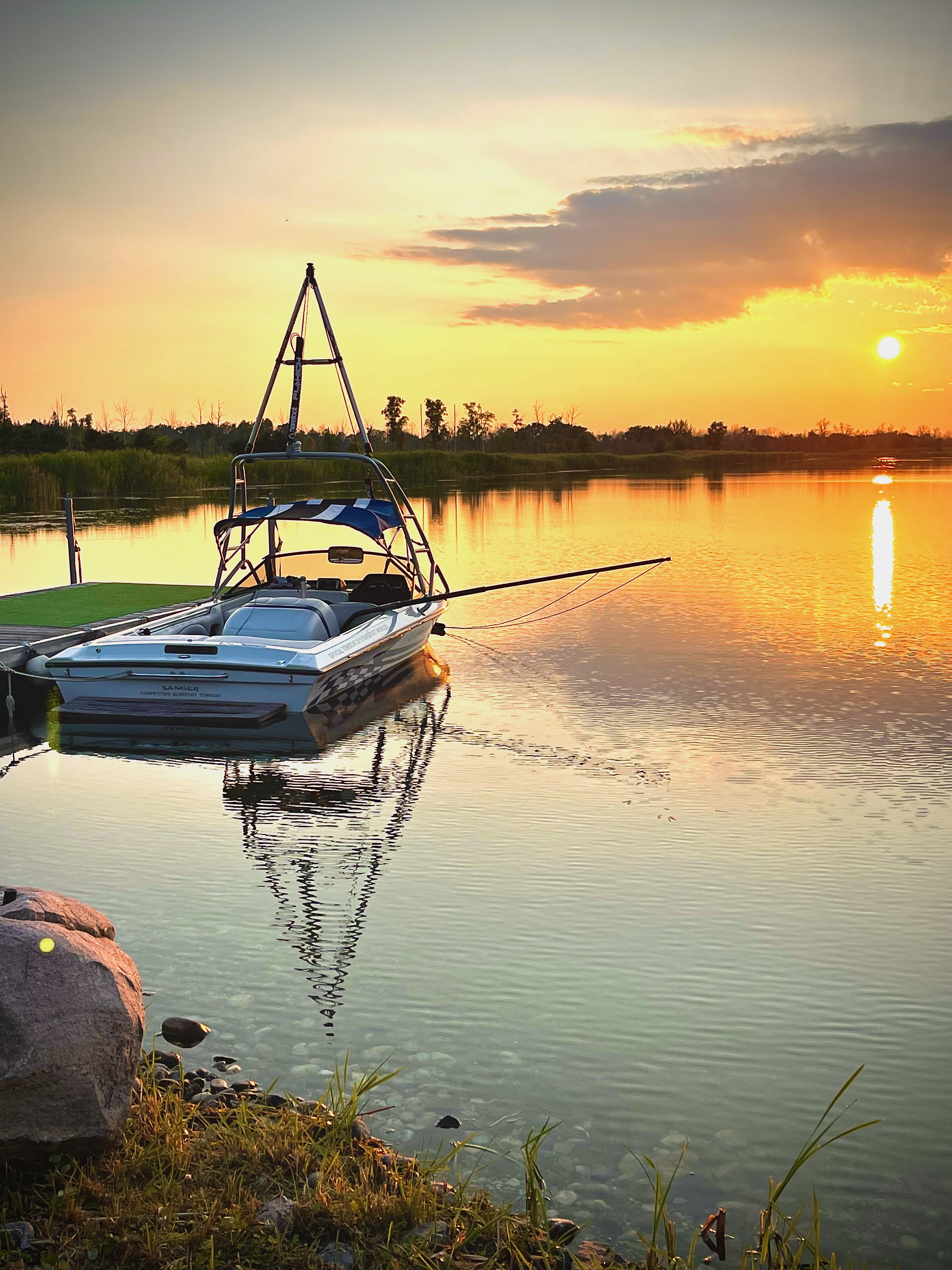 Sanger DLX boat